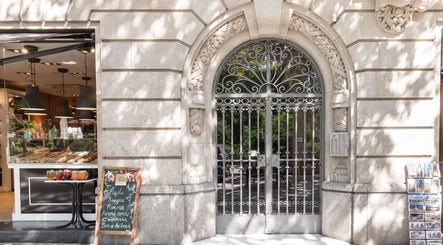 Entrada de Moon Relax Spa en Barcelona, Catalunya, ES con diseño arquitectónico elegante.