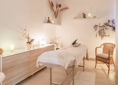 Sala de tratamiento tranquila en Moon Relax Spa, Barcelona, Catalunya, ES, con decoraciones naturales.