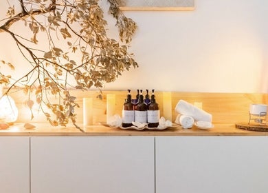 Decoración natural y relajante en Moon Relax Spa, Barcelona, Catalunya, ES.