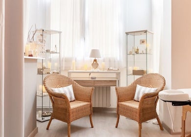 Espacio relajante en Moon Relax Spa, Barcelona, Catalunya, ES con sillas de mimbre y luz natural suave.