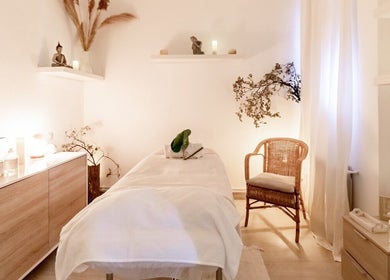 Spa relajante en Moon Relax Spa, Barcelona, Catalunya, ES, con decoración natural y ambiente acogedor.