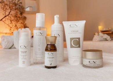 Productos de cuidado facial en Moon Relax Spa, Barcelona, Catalunya, ES, en un ambiente sereno.