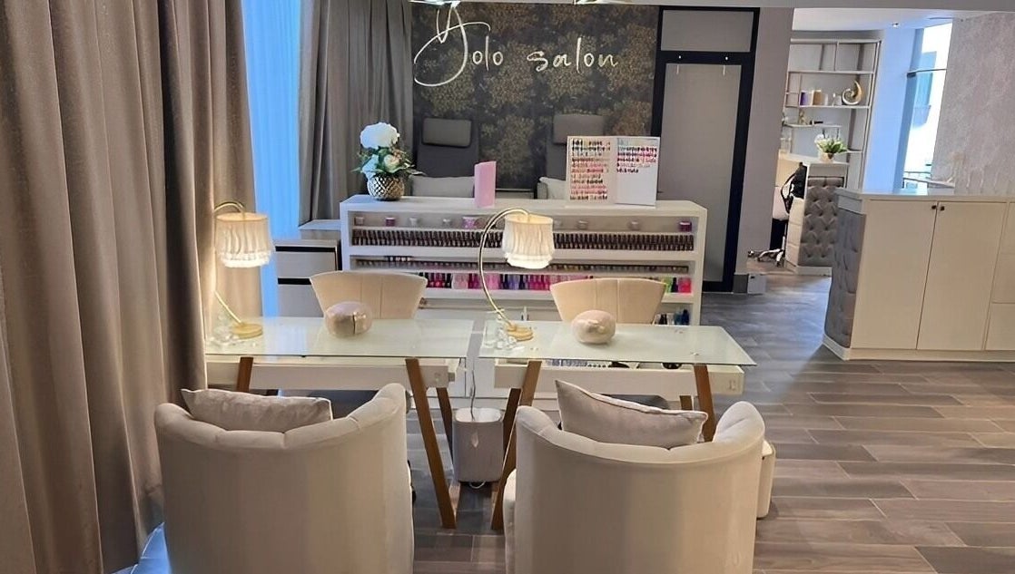 Interior elegante de Yolo Salon en San Pedro Garza García, Nuevo León, MX, mostrando mesas y decoración.