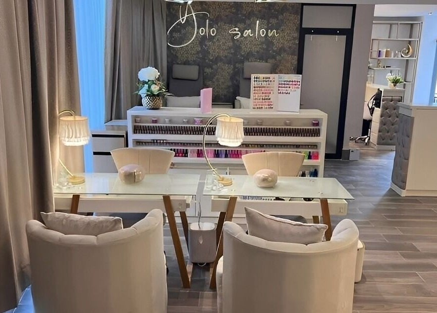 Interior elegante de Yolo Salon en San Pedro Garza García, Nuevo León, MX, mostrando mesas y decoración.