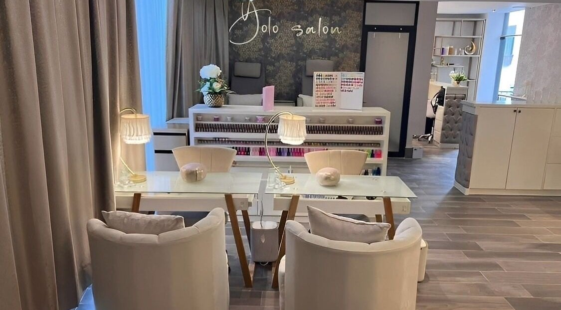 Interior elegante de Yolo Salon en San Pedro Garza García, Nuevo León, MX, mostrando mesas y decoración.