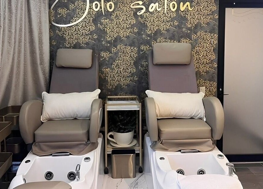 Sillas de pedicura en Yolo Salon, San Pedro Garza García, Nuevo León, MX ofreciendo confort y estilo.