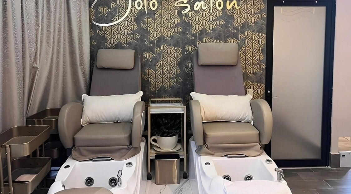 Sillas de pedicura en Yolo Salon, San Pedro Garza García, Nuevo León, MX ofreciendo confort y estilo.