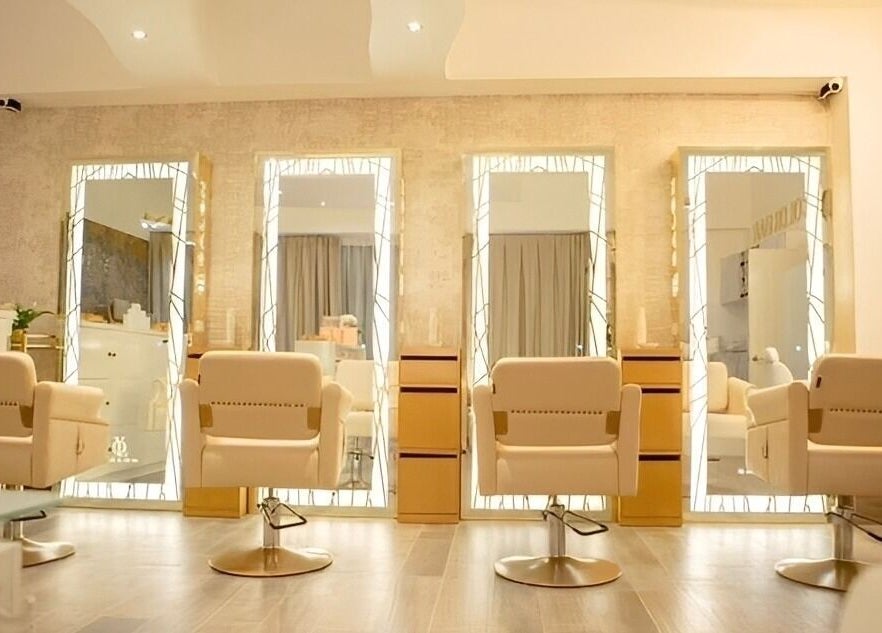 Interior moderno del Yolo Salon en San Pedro Garza García, Nuevo León, MX, con espejos iluminados y sillas de salón.