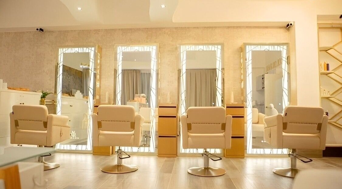 Interior moderno del Yolo Salon en San Pedro Garza García, Nuevo León, MX, con espejos iluminados y sillas de salón.