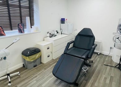 Modern beauty treatment room at Glammedbyamelia in Plymouth, England, GB with sleek black chair and professional equipment.