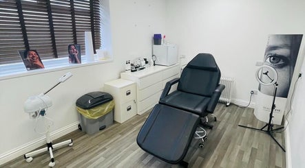 Modern beauty treatment room at Glammedbyamelia in Plymouth, England, GB with sleek black chair and professional equipment.