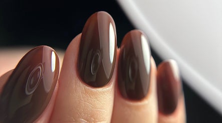 Блестящ маникюр от Glamour Nails в Бургас, Бургас, BG с изискан нюанс.