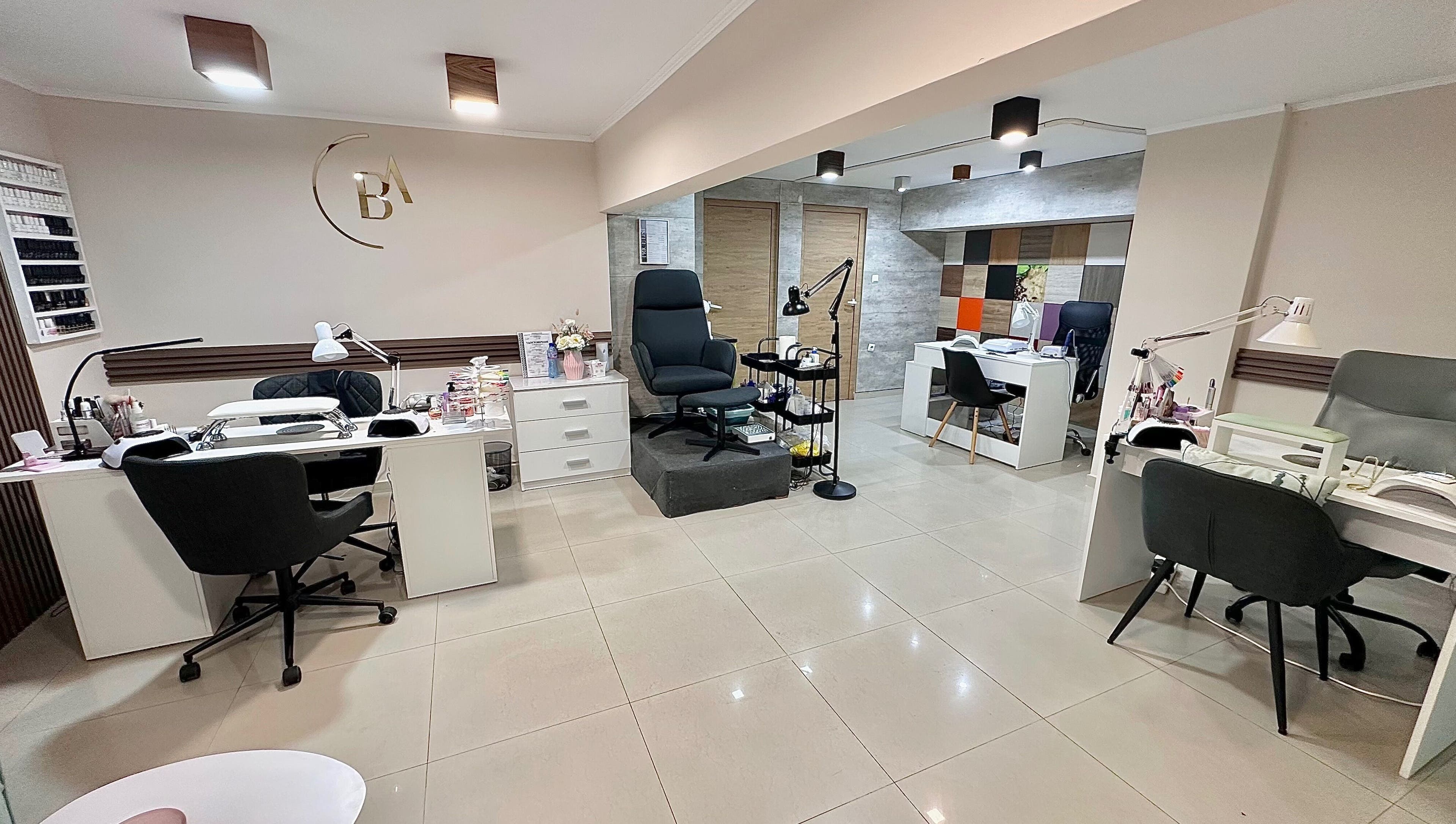 Модерен салон Glamour Nails в Бургас, Бургас, BG с уютен интериор и оборудвани работни станции.