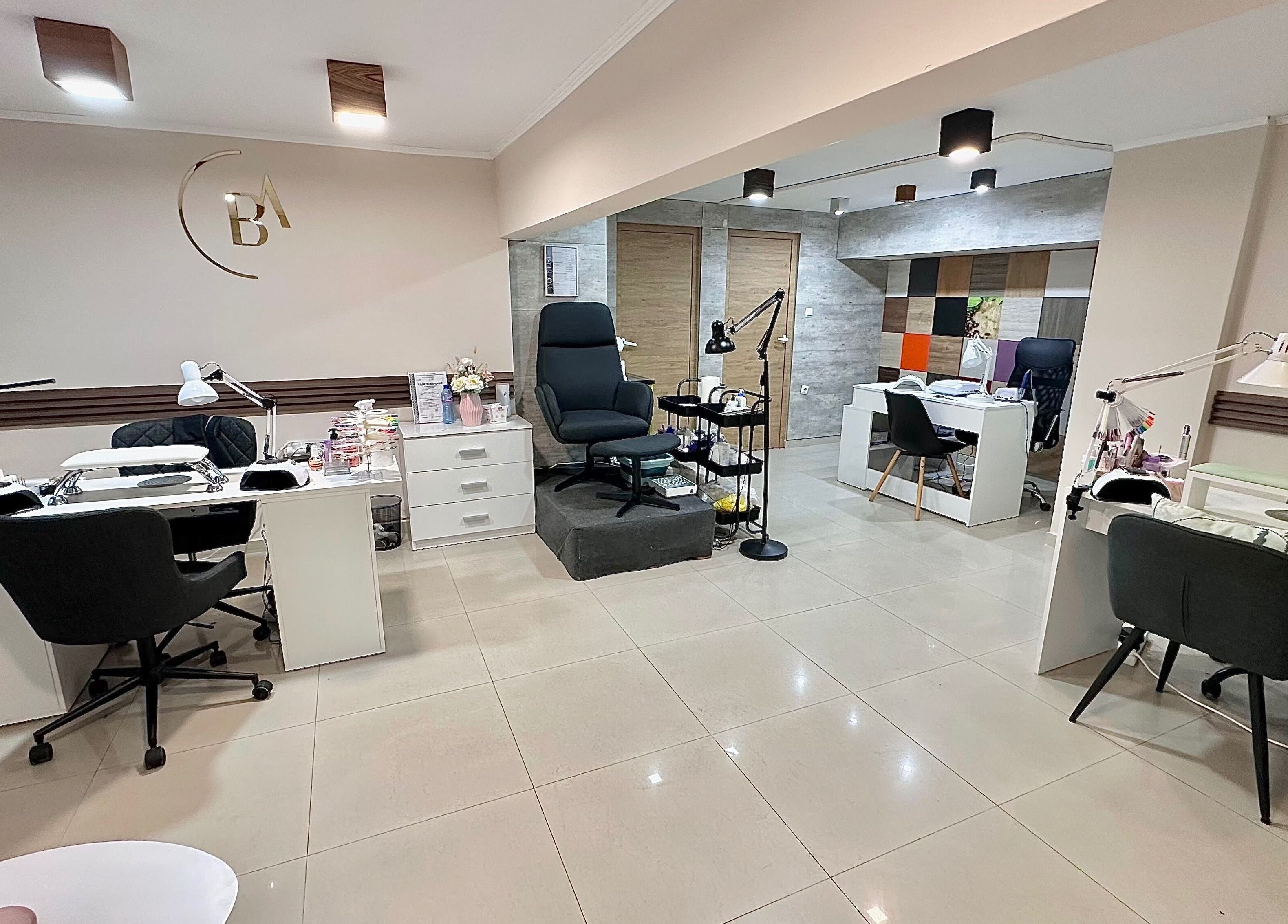 Модерен салон Glamour Nails в Бургас, Бургас, BG с уютен интериор и оборудвани работни станции.