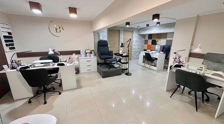 Модерен салон Glamour Nails в Бургас, Бургас, BG с уютен интериор и оборудвани работни станции.