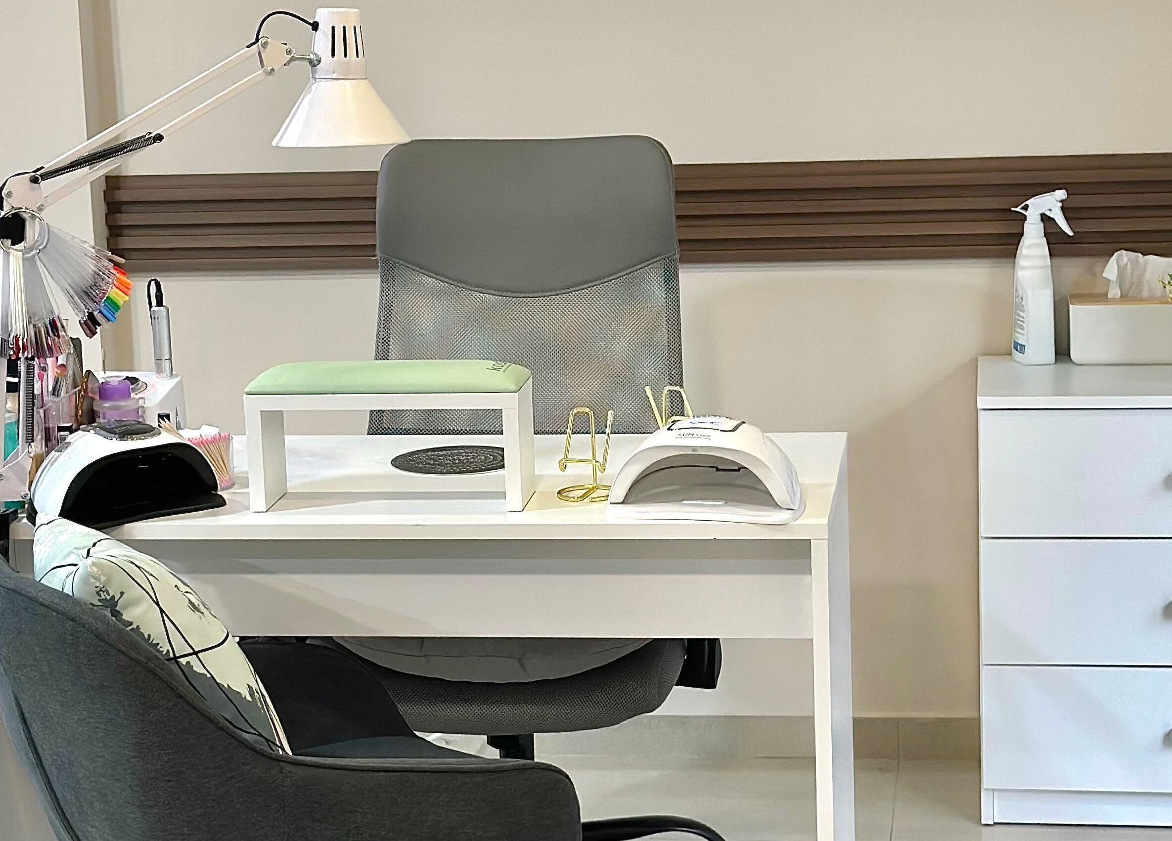 Маникюрно студио в Glamour Nails, Бургас, Бургас, BG, с оборудване и уютен стол.