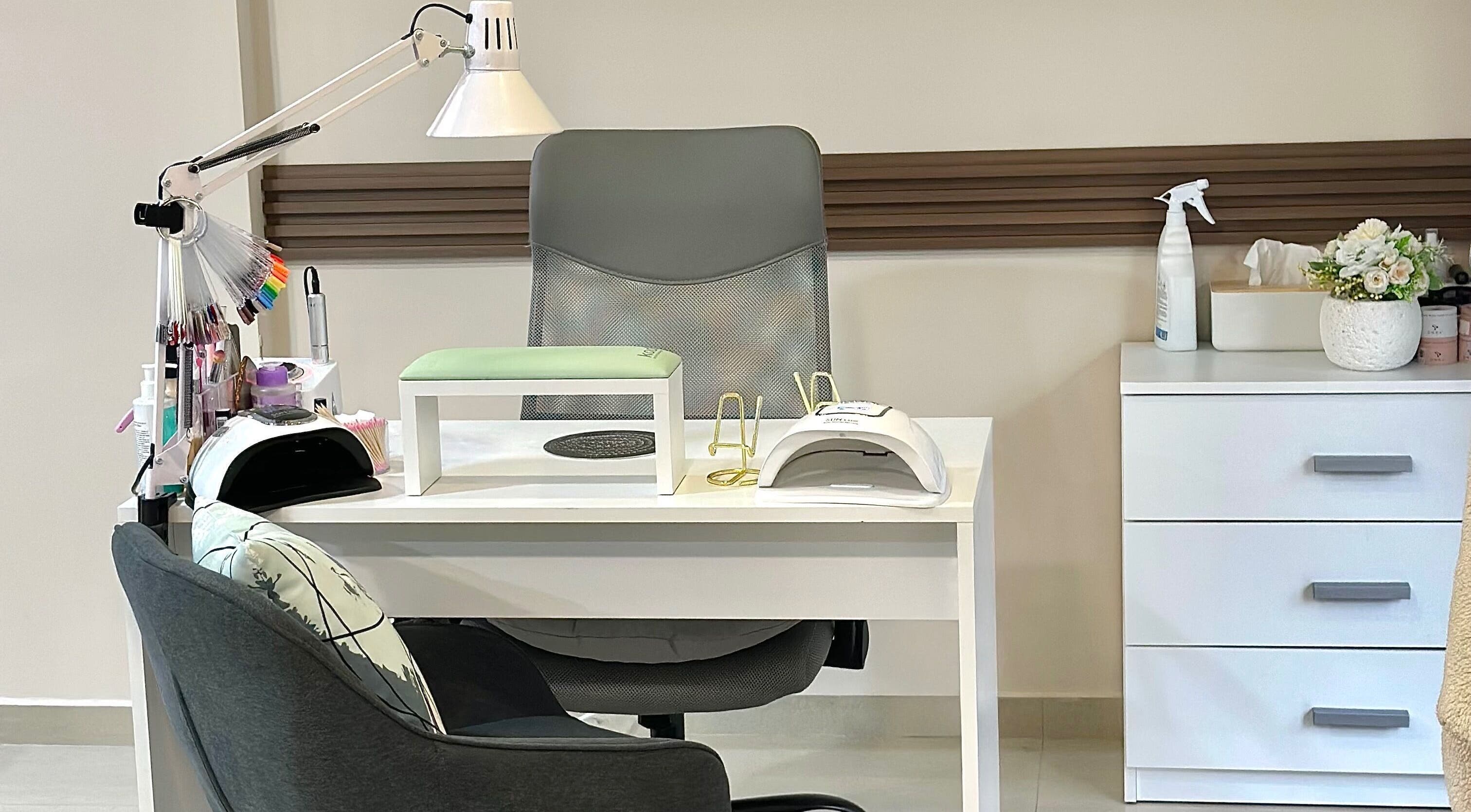 Маникюрно студио в Glamour Nails, Бургас, Бургас, BG, с оборудване и уютен стол.