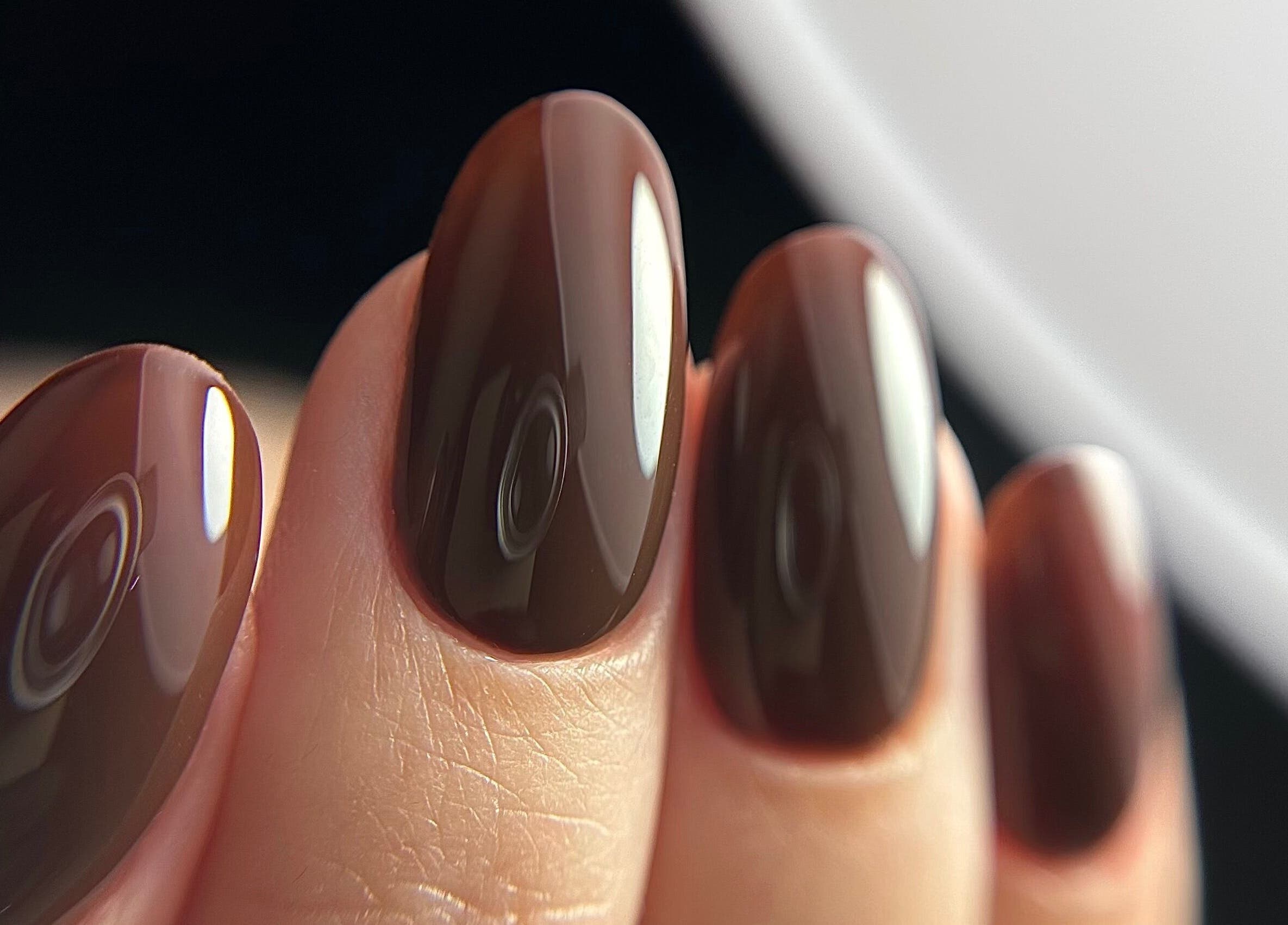 Близък план на блестящ кафяв маникюр в Glamour Nails, Бургас, Бургас, BG.