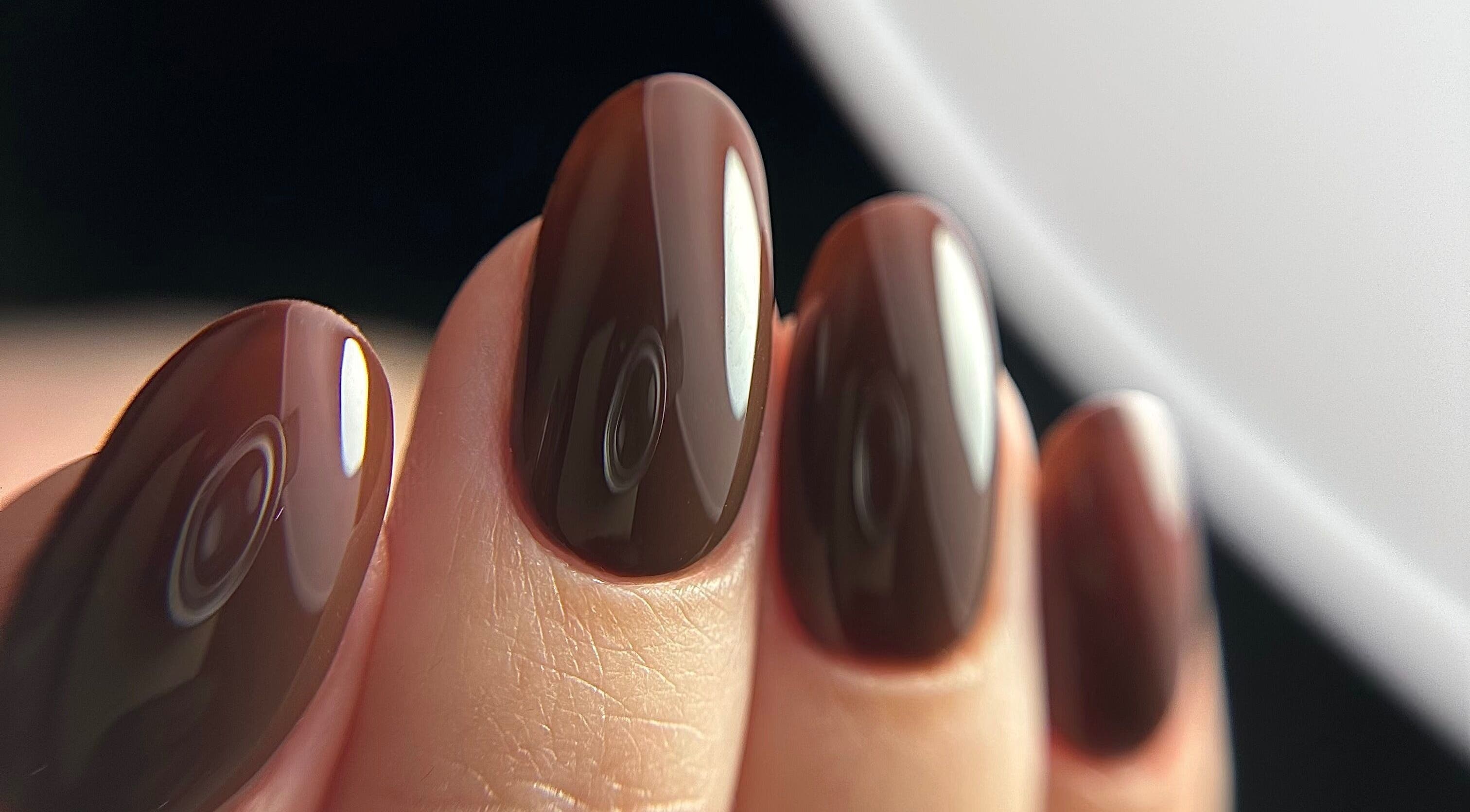 Близък план на блестящ кафяв маникюр в Glamour Nails, Бургас, Бургас, BG.