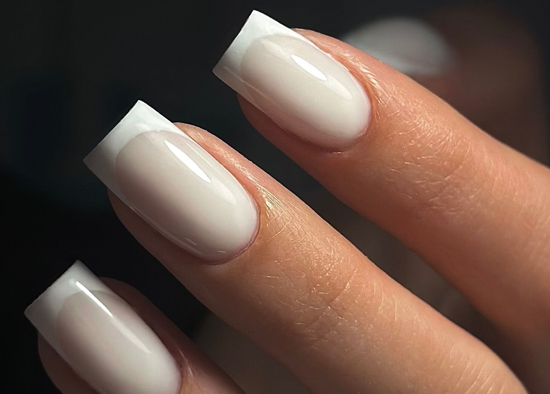 Красив френски маникюр в Glamour Nails, Бургас, Бургас, BG, показващ изискани бели нокти.