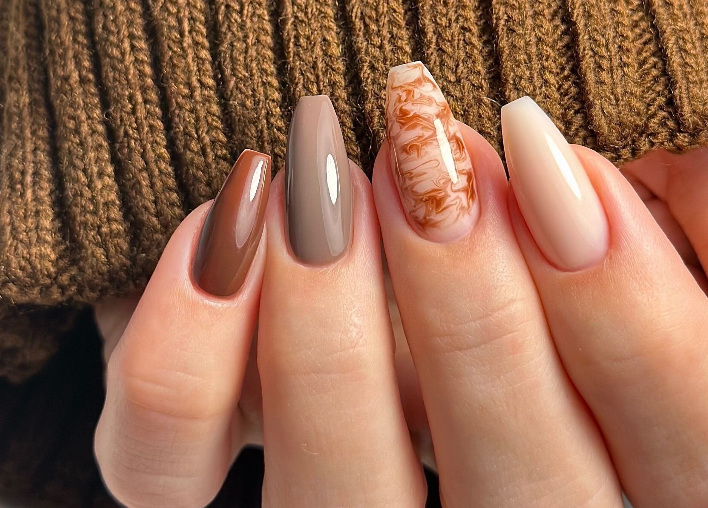 Красив маникюр в топли есенни тонове от Glamour Nails, Бургас, Бургас, BG. Перфектен за стилен вид.