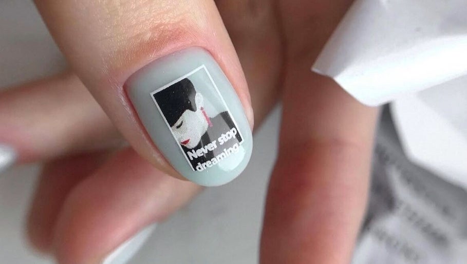 Маникюр с дизайном на ногте в студии Nail Studio Richmond, Ричмонд, Англия, GB.