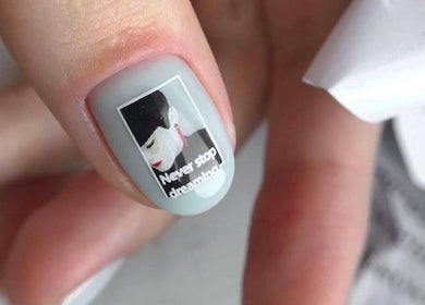Маникюр с дизайном на ногте в студии Nail Studio Richmond, Ричмонд, Англия, GB.