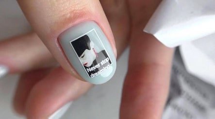Маникюр с дизайном на ногте в студии Nail Studio Richmond, Ричмонд, Англия, GB.