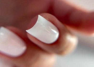 Блестящий маникюр в Nail Studio Richmond, Richmond, England, GB.