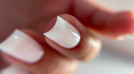 Блестящий маникюр в Nail Studio Richmond, Richmond, England, GB.