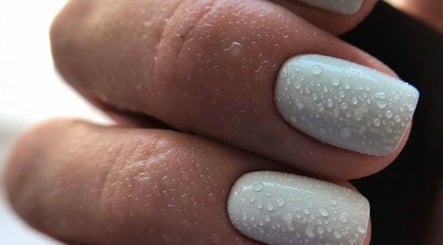 Маникюр с белым лаком и каплями воды в Nail Studio Richmond, Ричмонд, Англия, Великобритания.