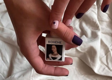 Роскошный маникюр в Nail Studio Richmond, Richmond, England, GB. Стильный флакон Boheme в руках.