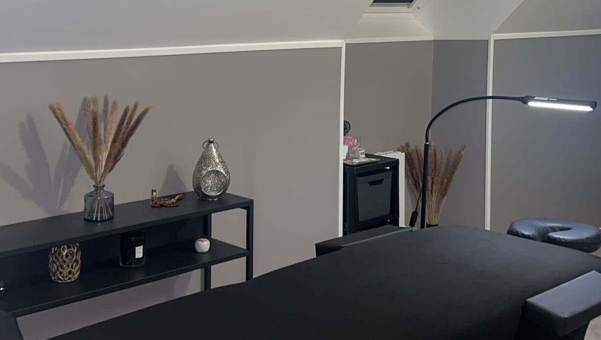 Salle de soins relaxante chez Lashes Coco76, Le Havre, Normandie, FR avec décoration élégante.