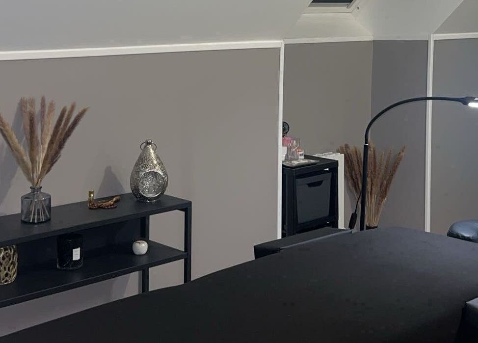 Salle de soins relaxante chez Lashes Coco76, Le Havre, Normandie, FR avec décoration élégante.