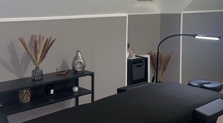 Salle de soins relaxante chez Lashes Coco76, Le Havre, Normandie, FR avec décoration élégante.