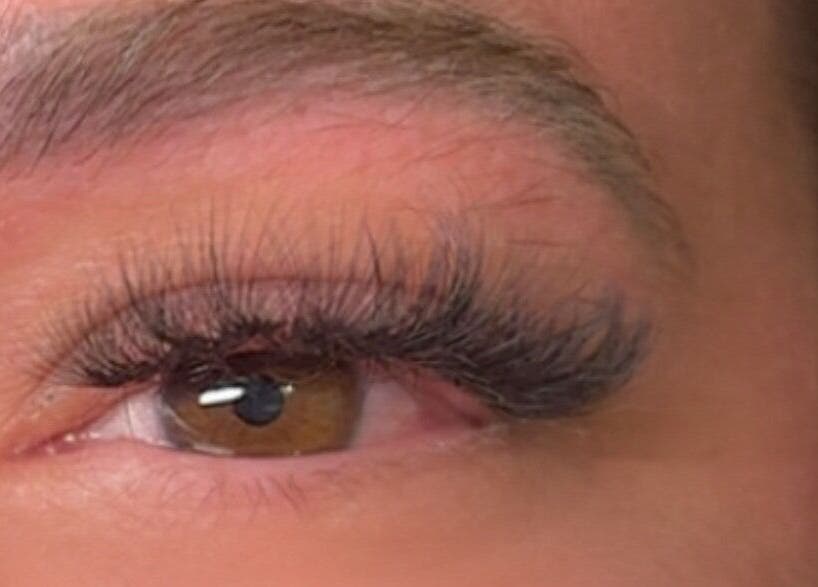Extension de cils chez Lashes Coco76, Le Havre, Normandie, FR offrant un regard glamour et naturel.