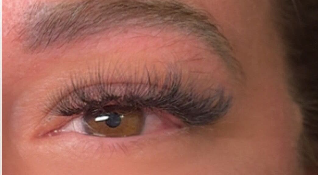 Extension de cils chez Lashes Coco76, Le Havre, Normandie, FR offrant un regard glamour et naturel.