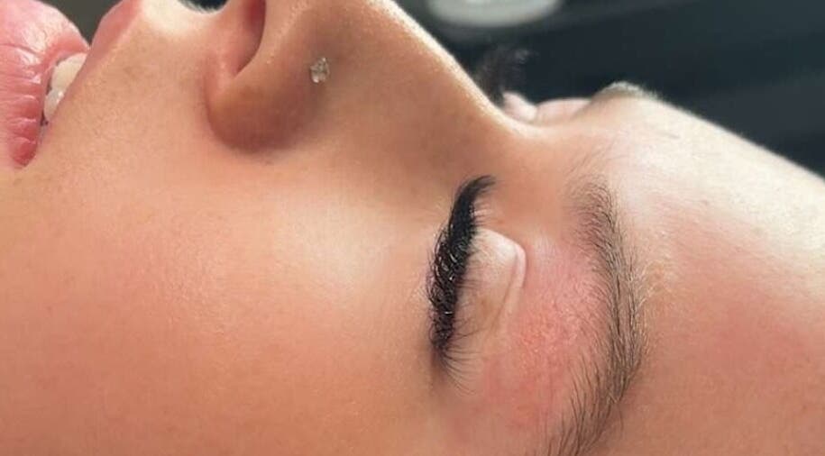 Extension de cils à Lashes Coco76, Le Havre, Normandie, FR. Beauté naturelle et élégante.