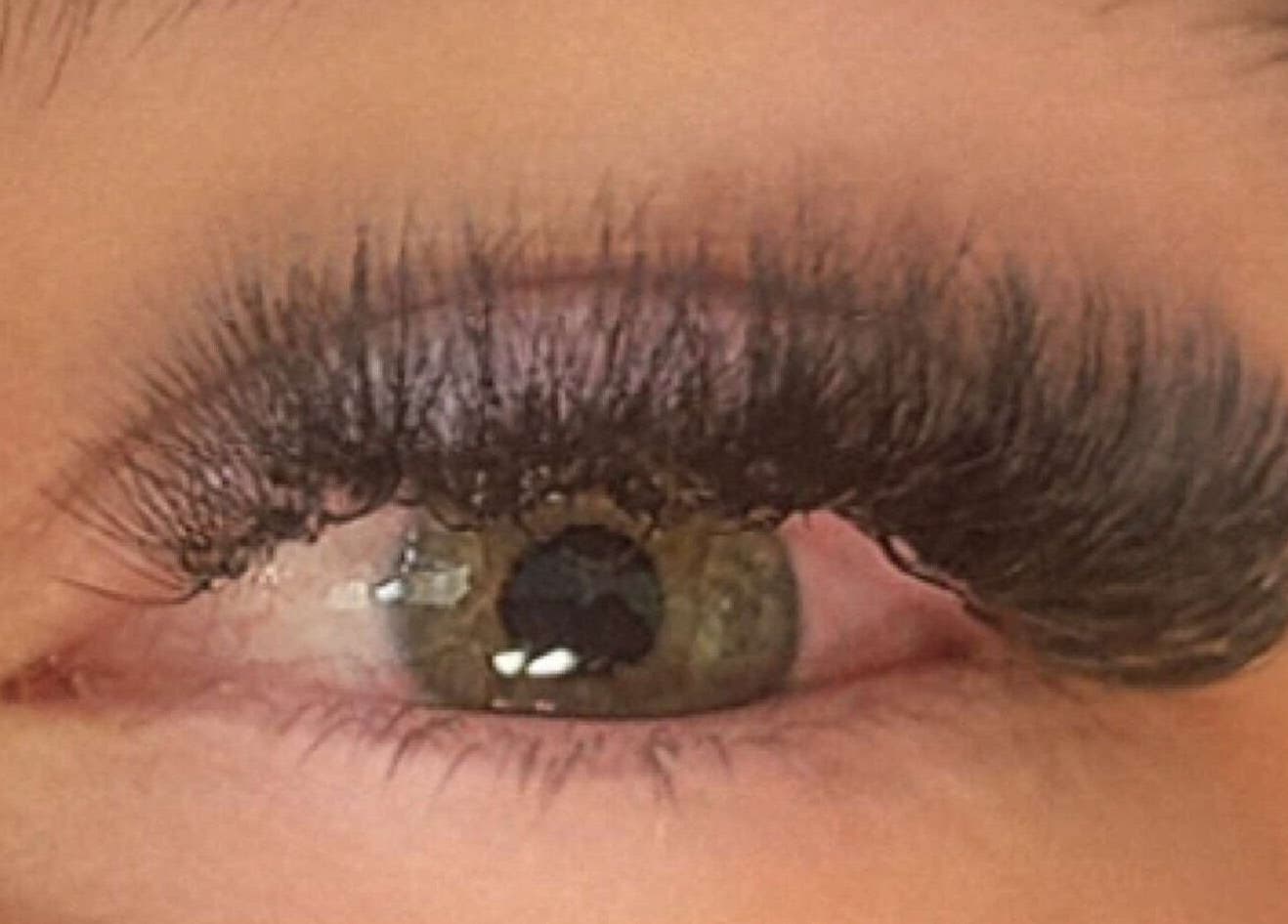 Extension de cils impeccables chez Lashes Coco76 à Le Havre, Normandie, FR, offrant un regard captivant.
