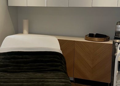 Salle de soin relaxante chez DĒLUMI à Mirabel, Canada, CA avec table de massage confortable.