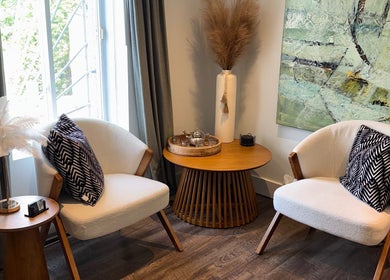 Intérieur chic chez DĒLUMI à Mirabel, Canada, CA, avec fauteuils confortables et déco moderne.