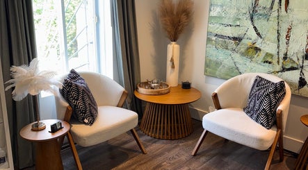 Intérieur chic chez DĒLUMI à Mirabel, Canada, CA, avec fauteuils confortables et déco moderne.