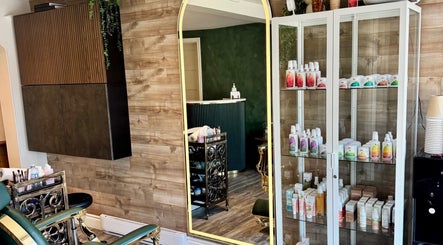 Intérieur élégant de DĒLUMI à Mirabel, Canada, CA avec miroir lumineux et produits de beauté vitrine.