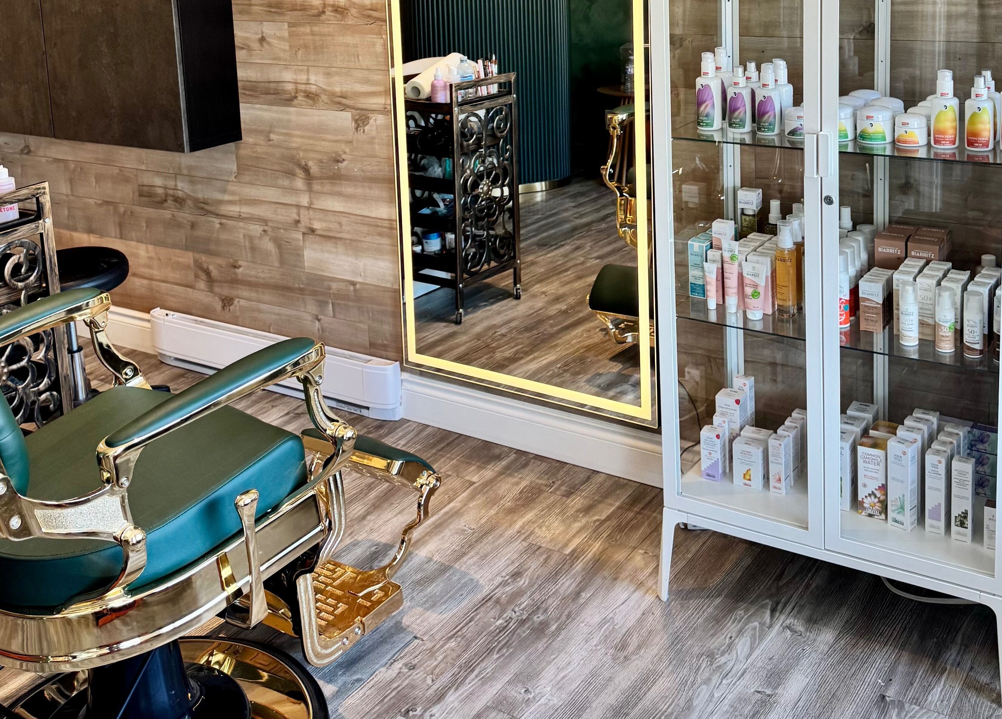 Chaise de coiffure élégante chez DĒLUMI à Mirabel, Canada, CA, avec produits de beauté exposés.