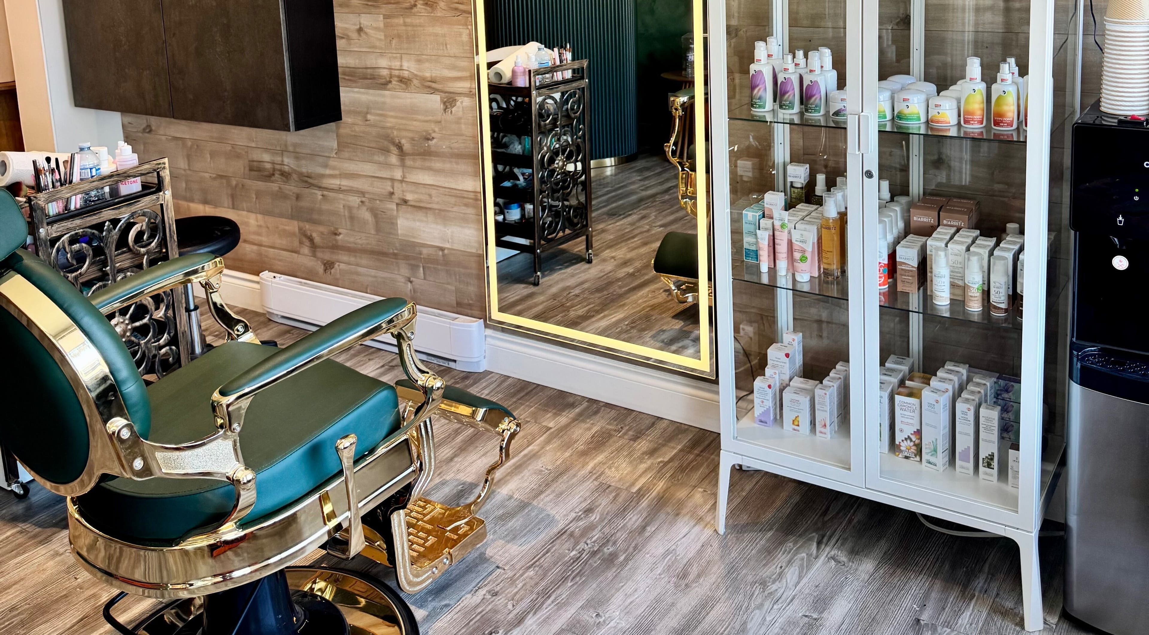 Chaise de coiffure élégante chez DĒLUMI à Mirabel, Canada, CA, avec produits de beauté exposés.