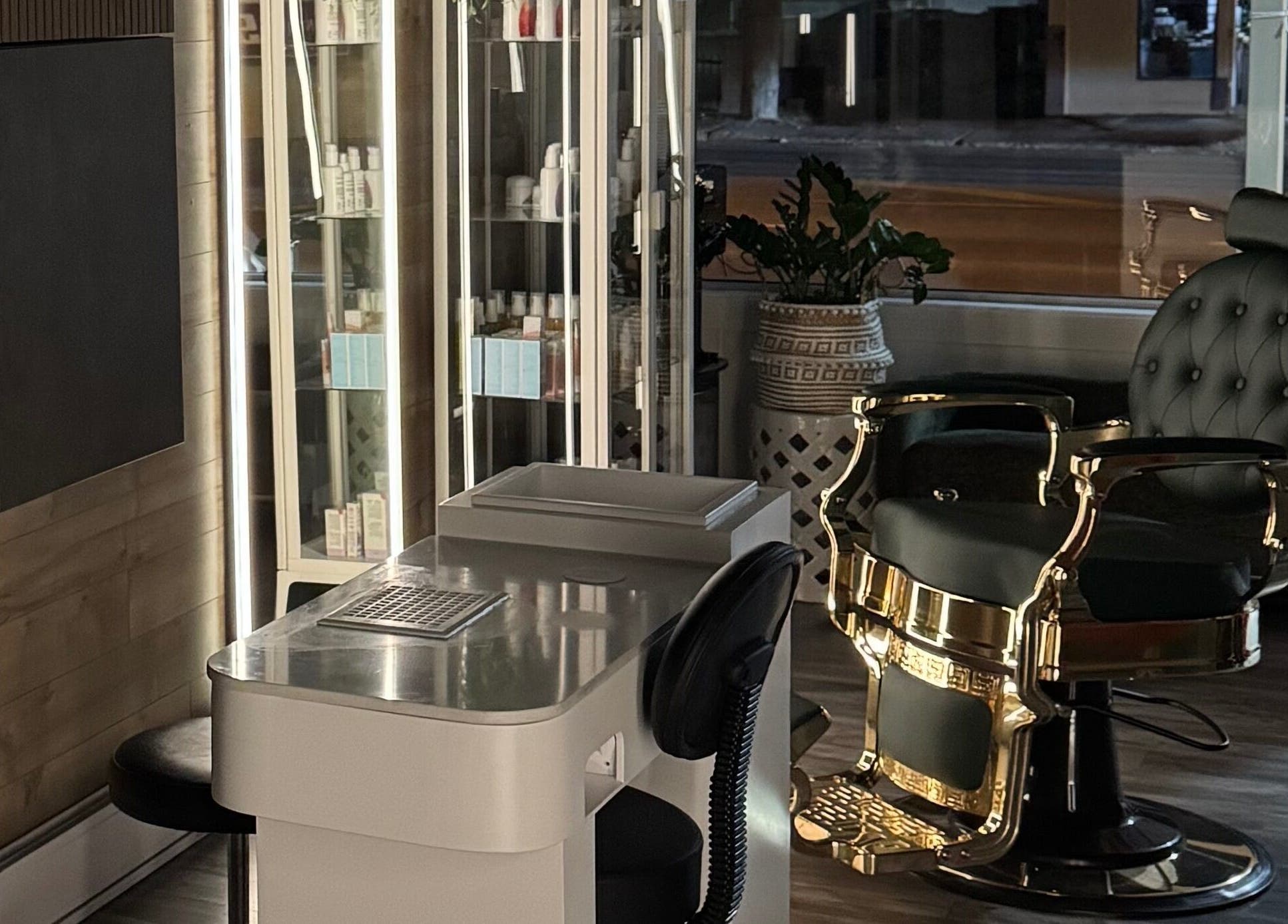 Intérieur chic de DĒLUMI à Mirabel, Canada, CA avec fauteuil luxueux et station de beauté.