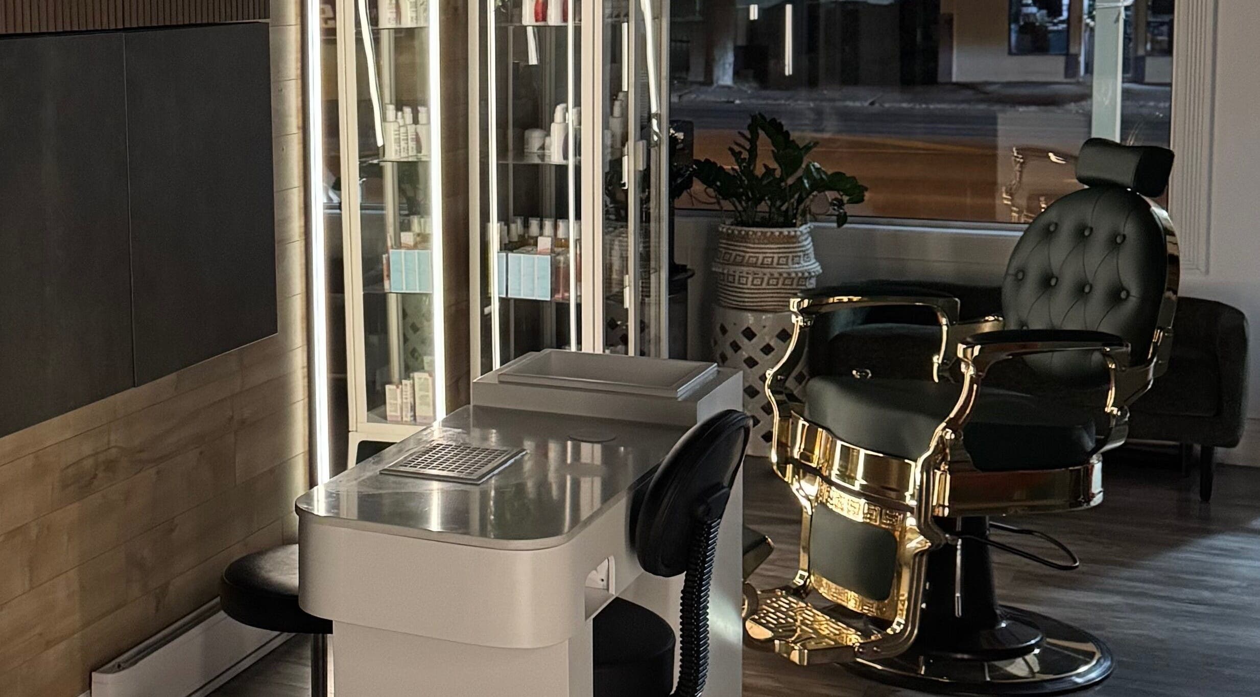 Intérieur chic de DĒLUMI à Mirabel, Canada, CA avec fauteuil luxueux et station de beauté.