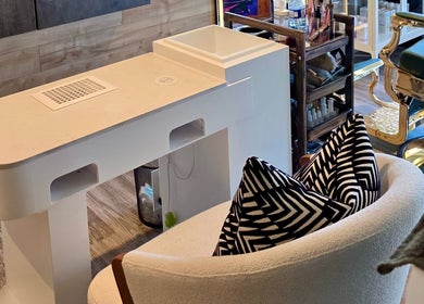 Espace de manucure moderne à DĒLUMI, Mirabel, Canada, CA avec sièges élégants et équipements sophistiqués.