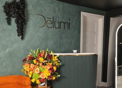 Réception élégante chez DĒLUMI à Mirabel, Canada, CA avec des fleurs vives et un design moderne.