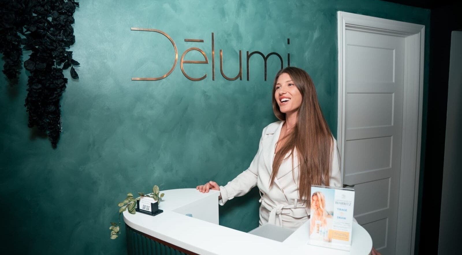 Réception accueillante chez DĒLUMI, Mirabel, Canada, CA. Personnel souriant prêt à vous servir.